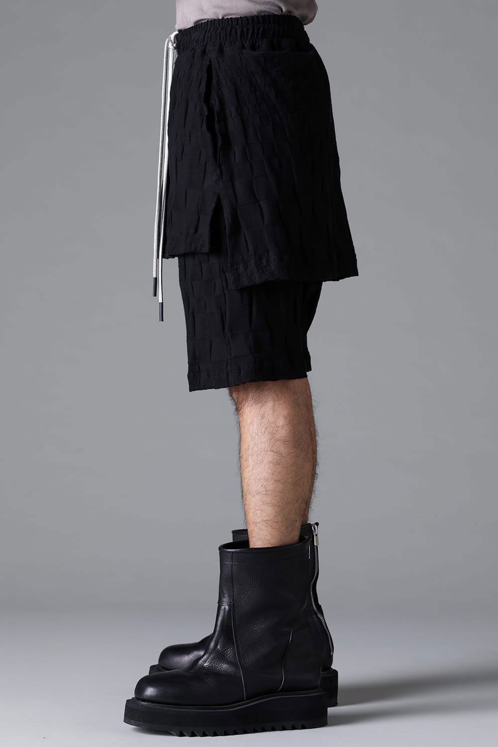 GRADIENT PLAID PATTERN LAYERED SHORTS / ブラック