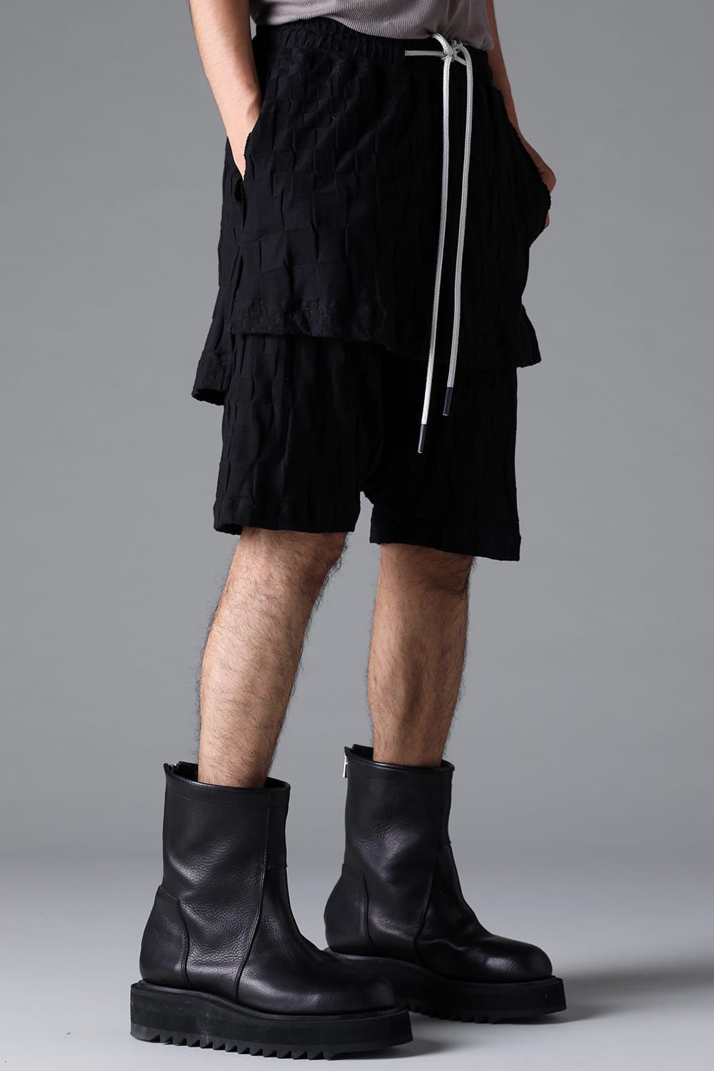 GRADIENT PLAID PATTERN LAYERED SHORTS / ブラック