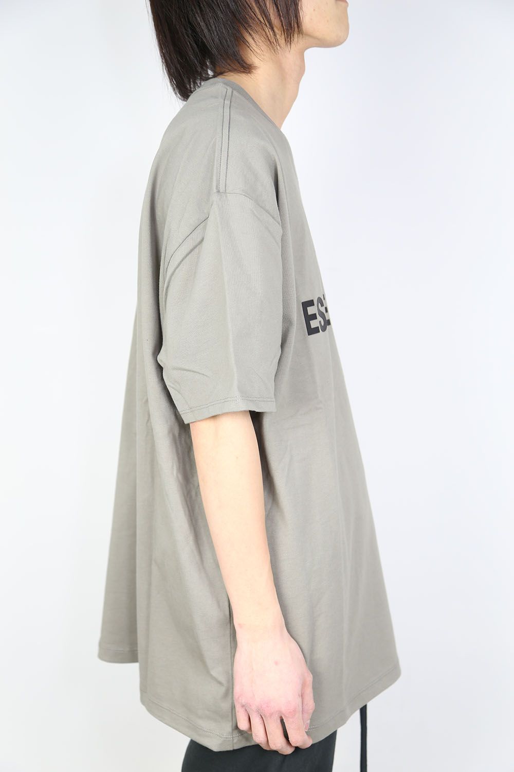 FRONT LOGO S/S TEE / セメント