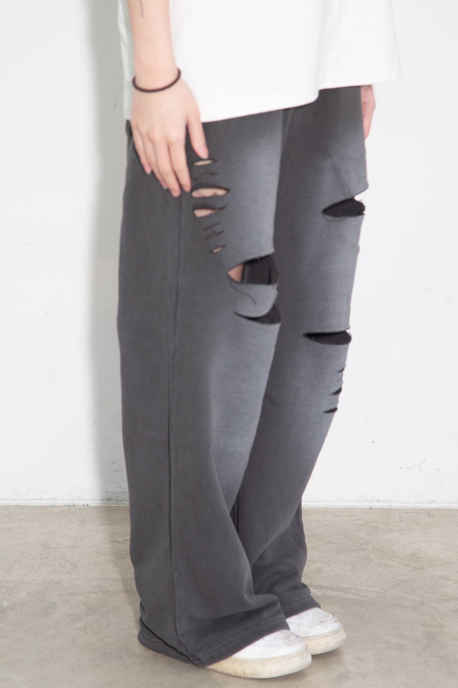 DISTRESSED SWEATPANTS / ブラック