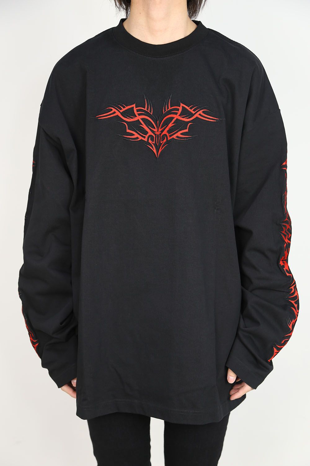 VETEMENTS - TRIBAL EMBROIDERED LONG SLEEVE / ブラック×レッド | Tempt