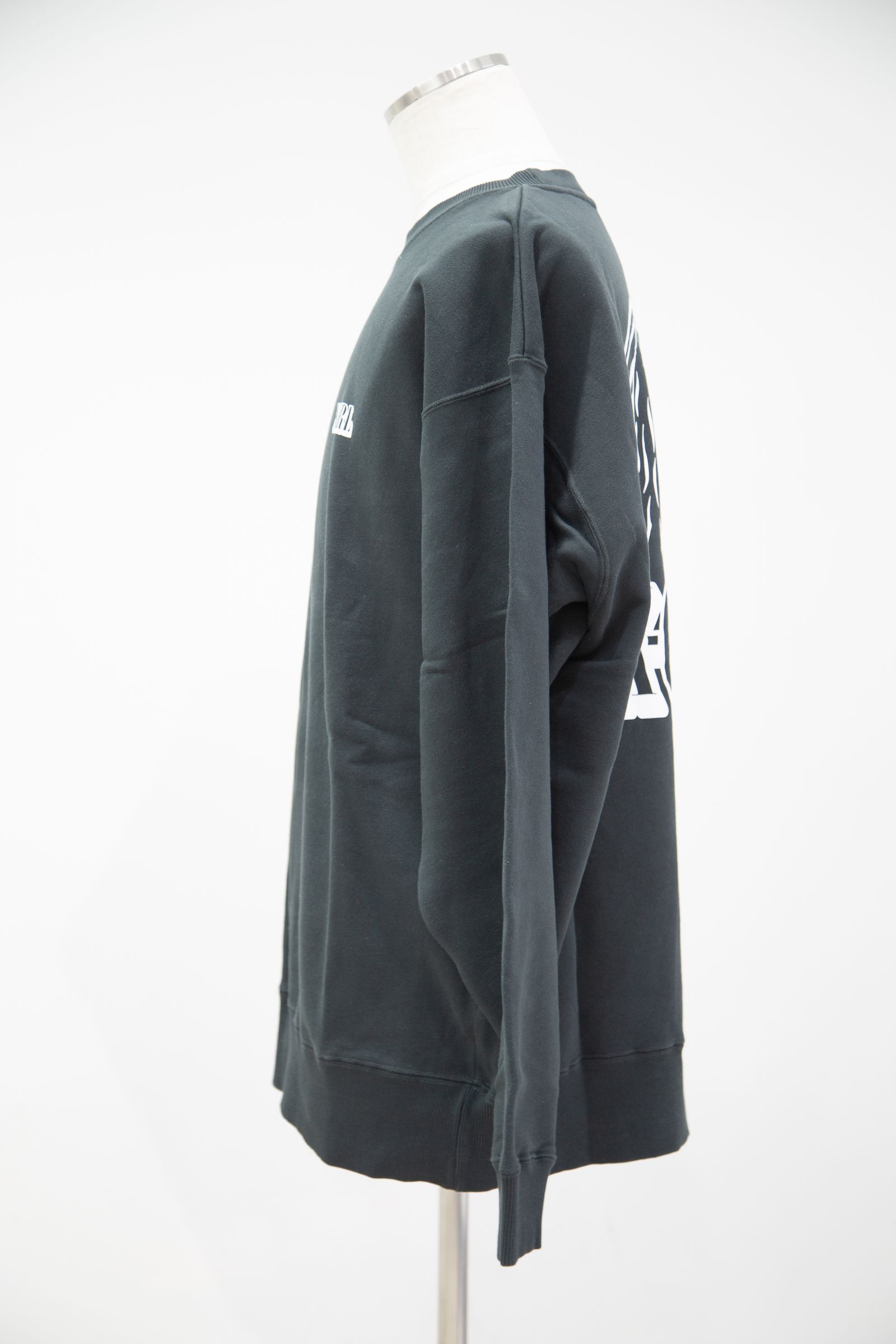 CIRCLE BACKGROUND FACE LOGO BIG SWEAT TOP / チャコール