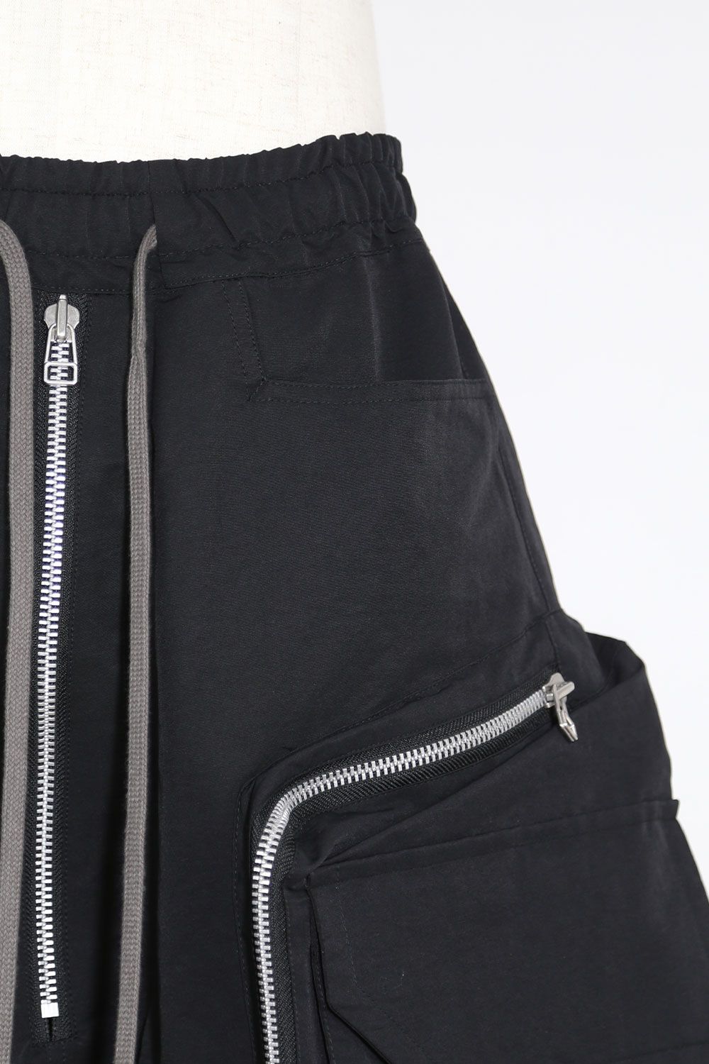 コットンナイロンサルエルカーゴショーツ / Zip Cargo Sarouel Shorts / ブラック