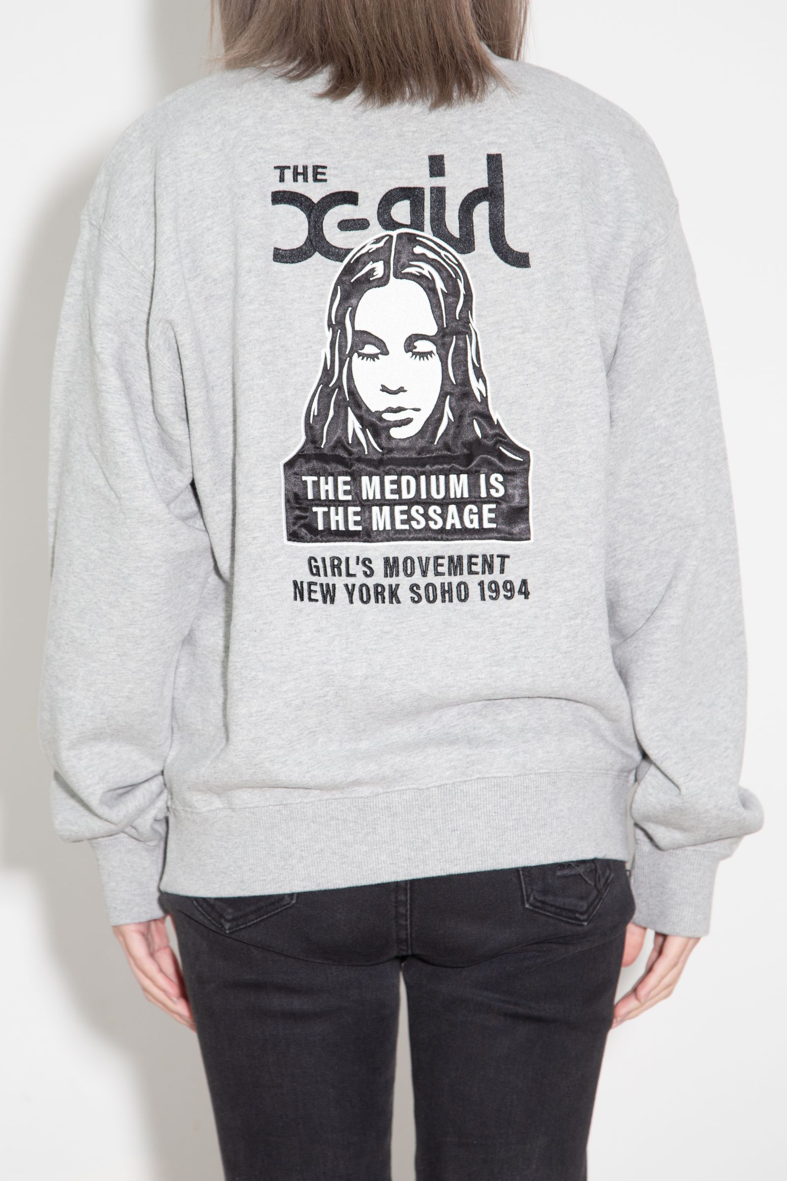 FACE PATCH AND LOGO CREWNECK SWEAT TOP / アッシュ