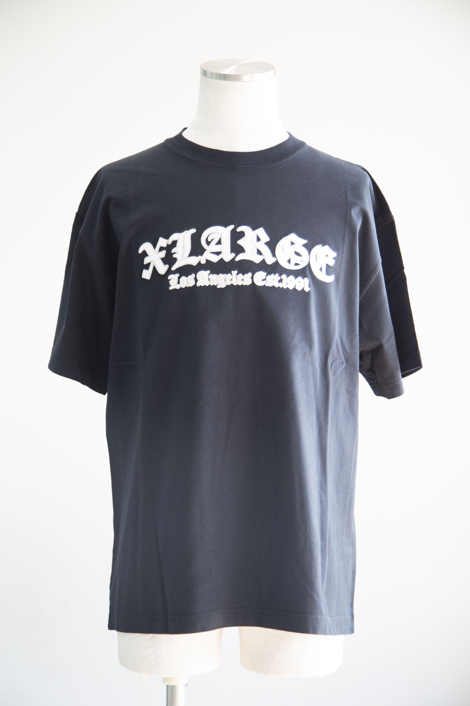 【XLARGE】OLD ENGLISH LOGO S/S TEE XLARGE - OLD ENGLISH LOGO S/S TEE / ブラック | Tempt
