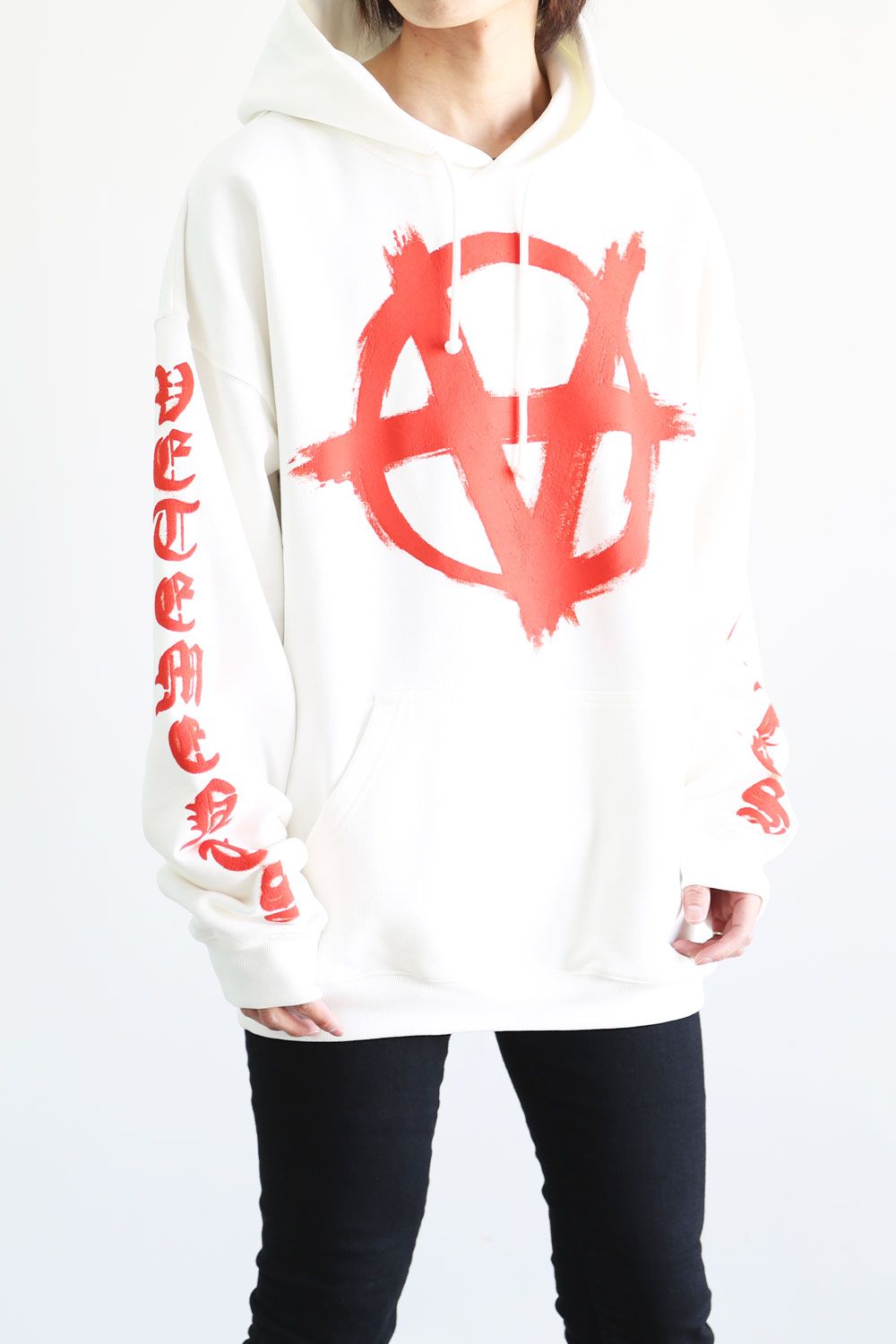 VETEMENTS - ANARCHY GOTHIC LOGO HOODIE / ホワイト×レッド | Tempt