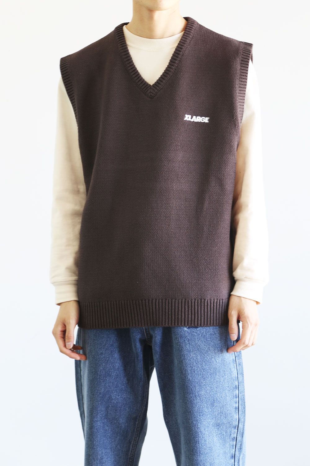 XLARGE - STANDARD LOGO KNITVEST / ブラウン | Tempt