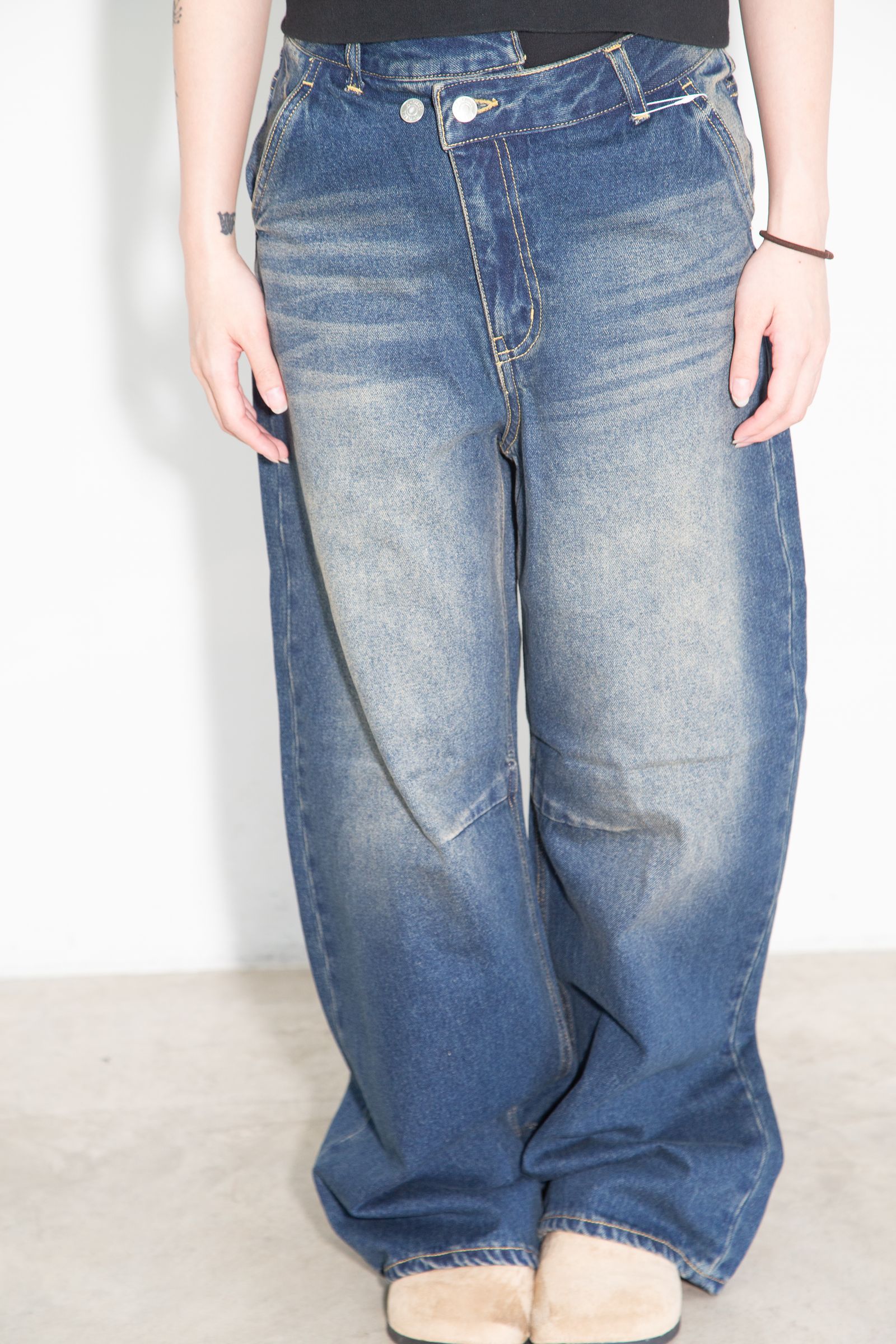 EMBLEM POCKET ASYMMETRIC WAIST DENIM PANTS / インディゴ