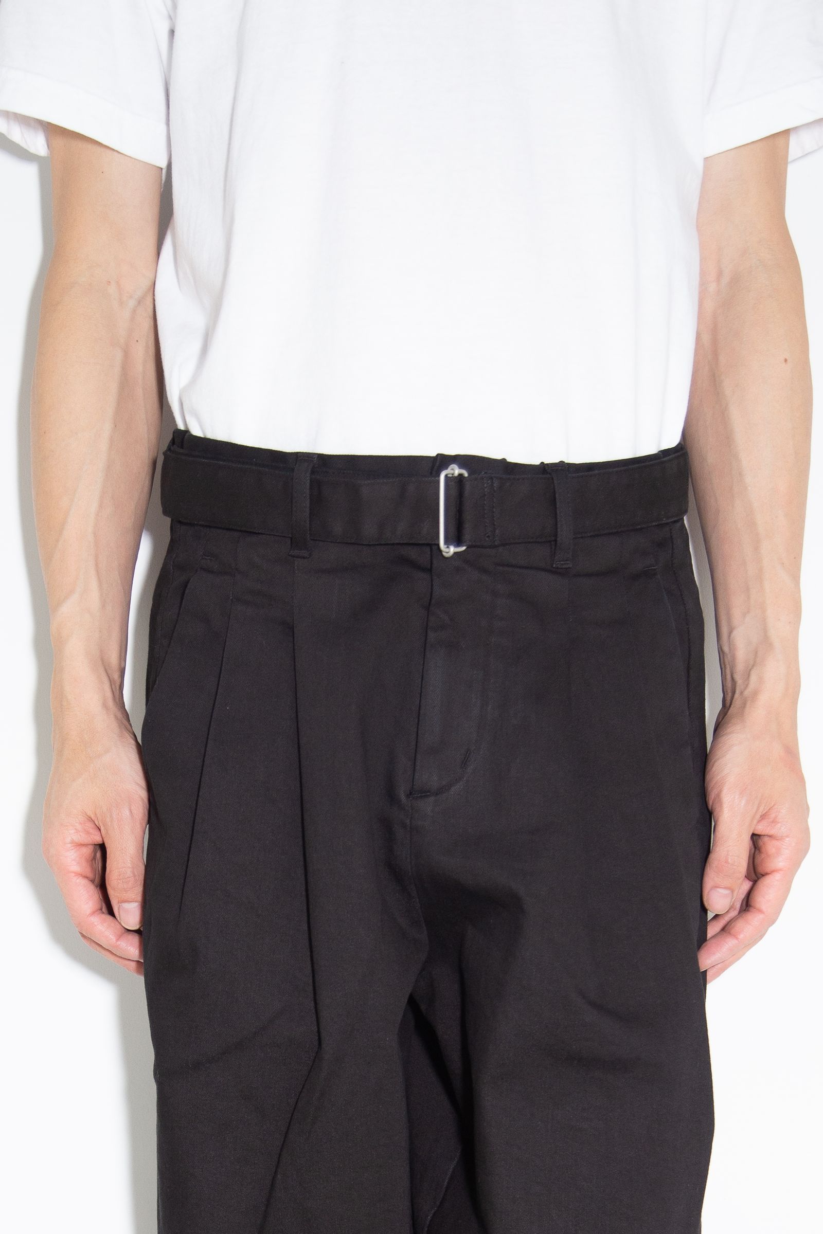 SUPIMA CO STRETCH DENIM BELTED TAPERED FIT TROUSERS / ブラック