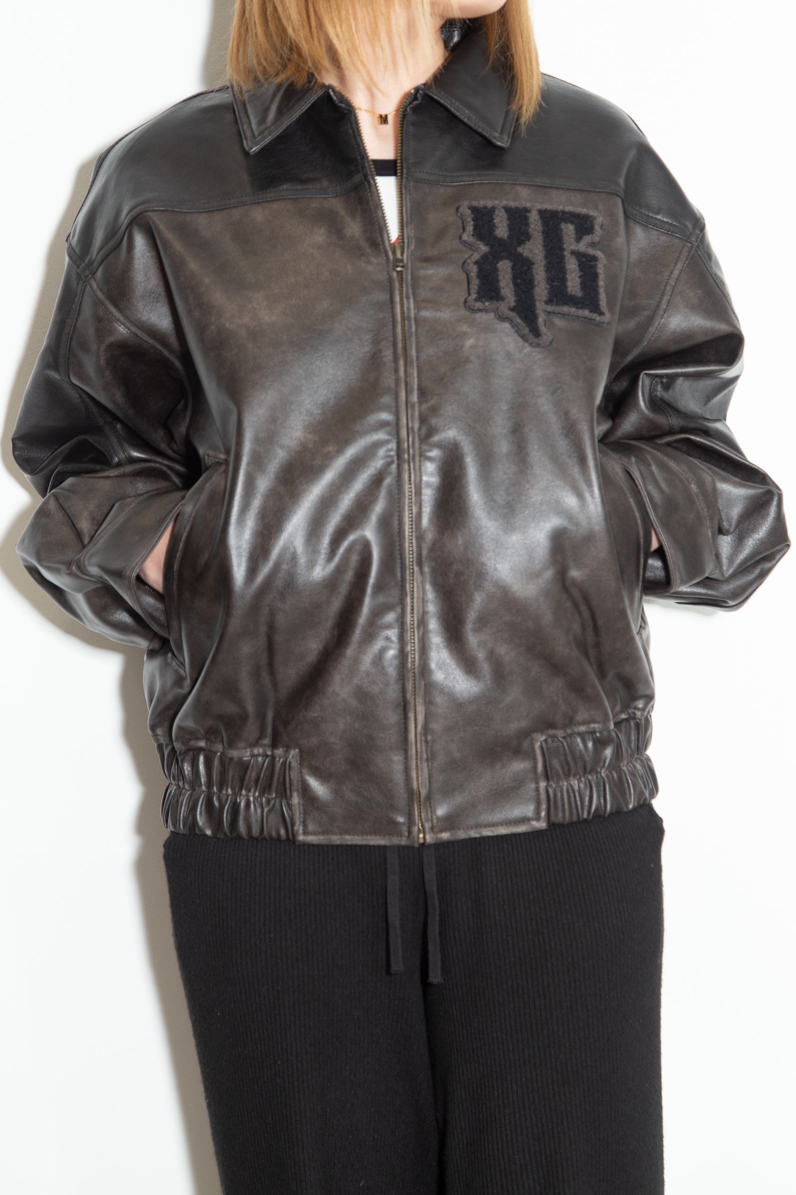 FAUX LEATHER LOGO PATCH JACKET / ブラック