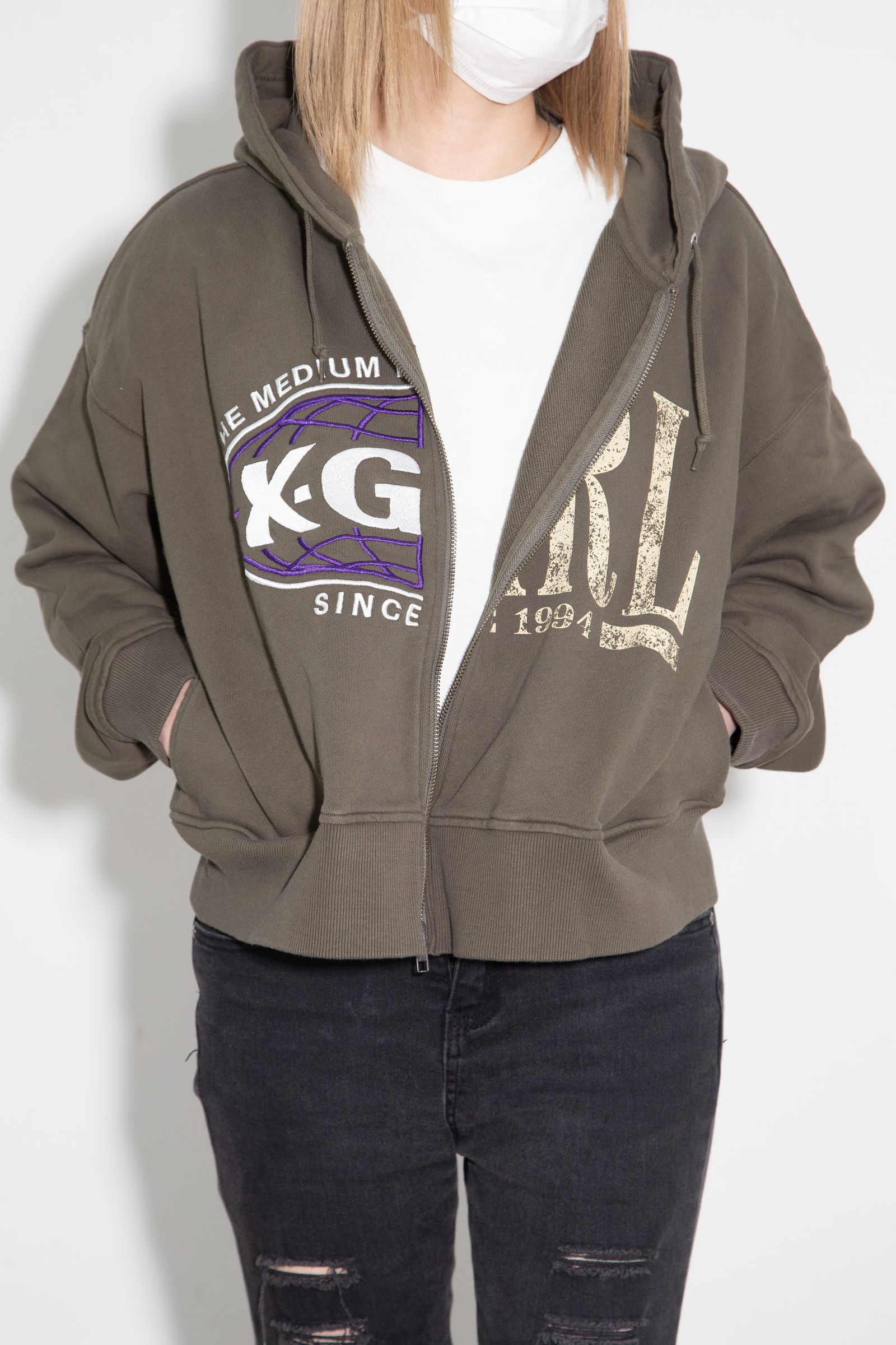 ［ラスト1点 サイズM］PANELED GRAPHIC ZIP UP SWEAT HOODIE / オリーブ