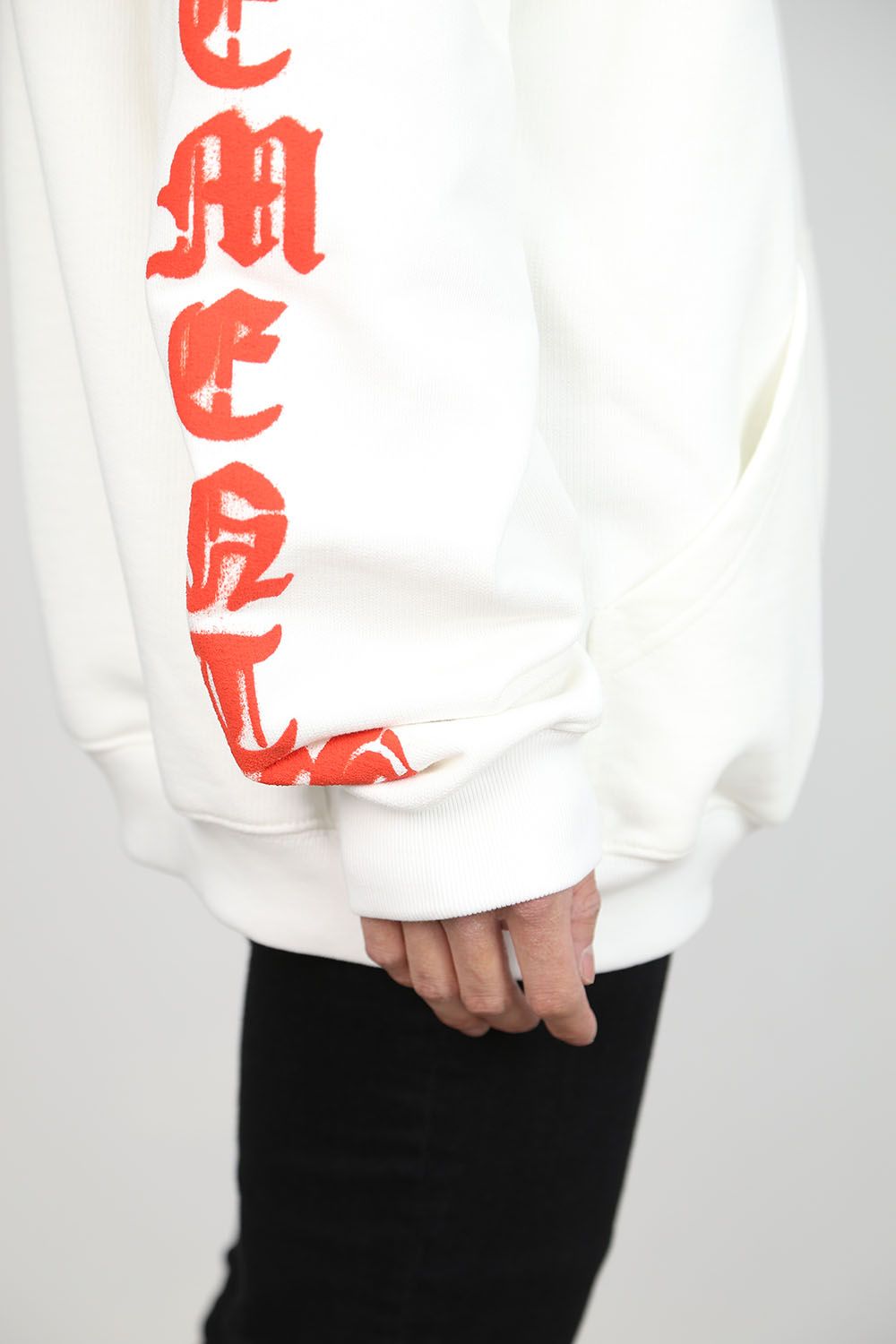 VETEMENTS - ANARCHY GOTHIC LOGO HOODIE / ホワイト×レッド | Tempt