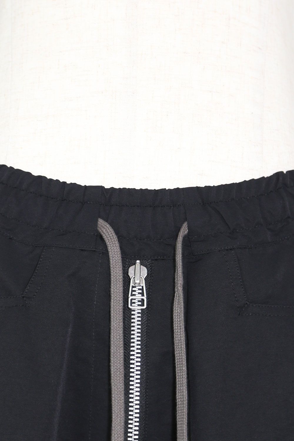 コットンナイロンサルエルカーゴショーツ / Zip Cargo Sarouel Shorts / ブラック