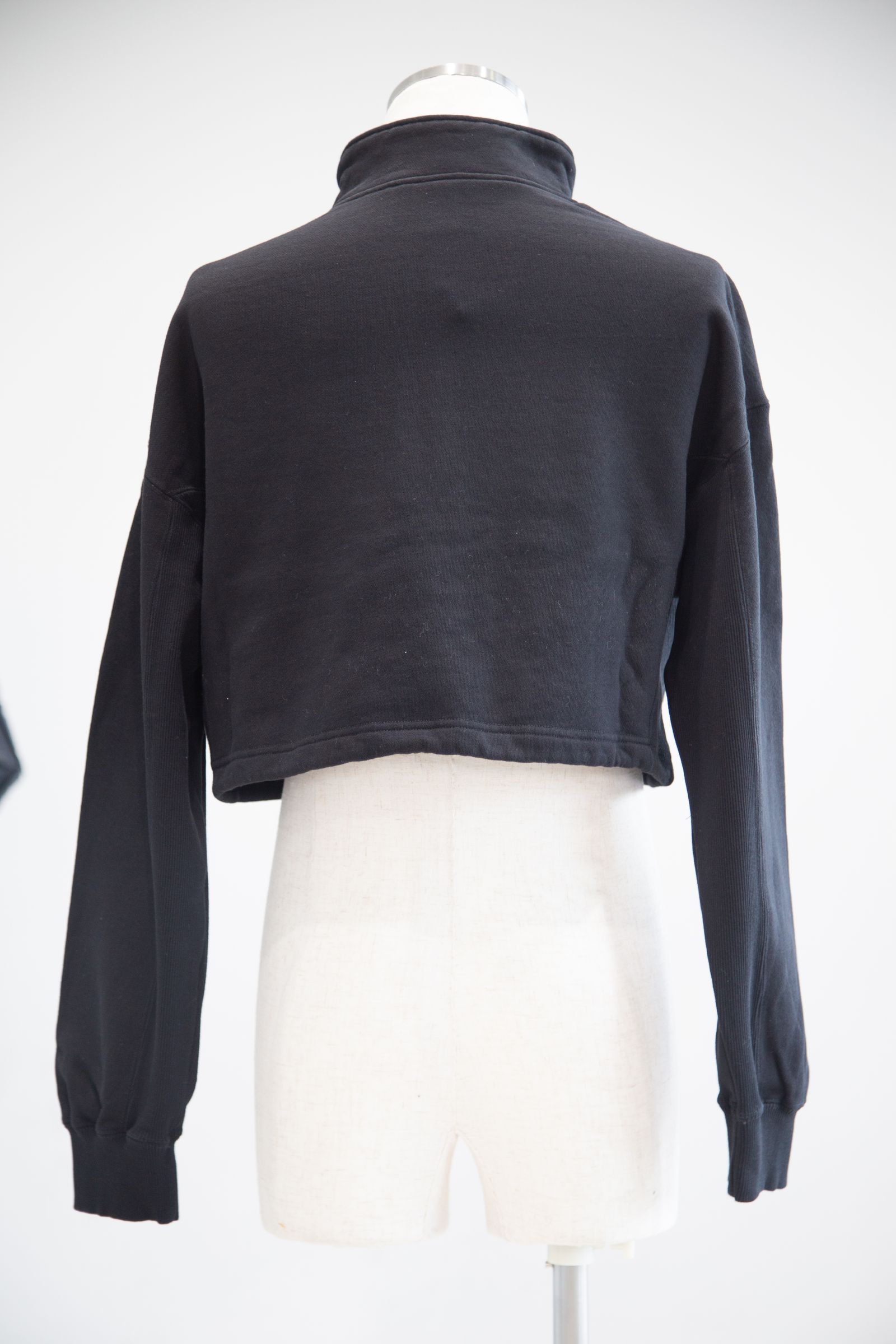 HALF ZIP CROPPED SWEAT TOP / ブラック