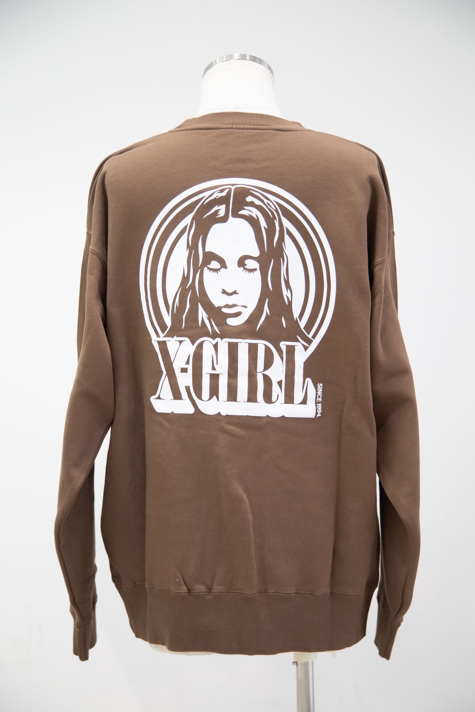 CIRCLE BACKGROUND FACE LOGO BIG SWEAT TOP / ブラウン