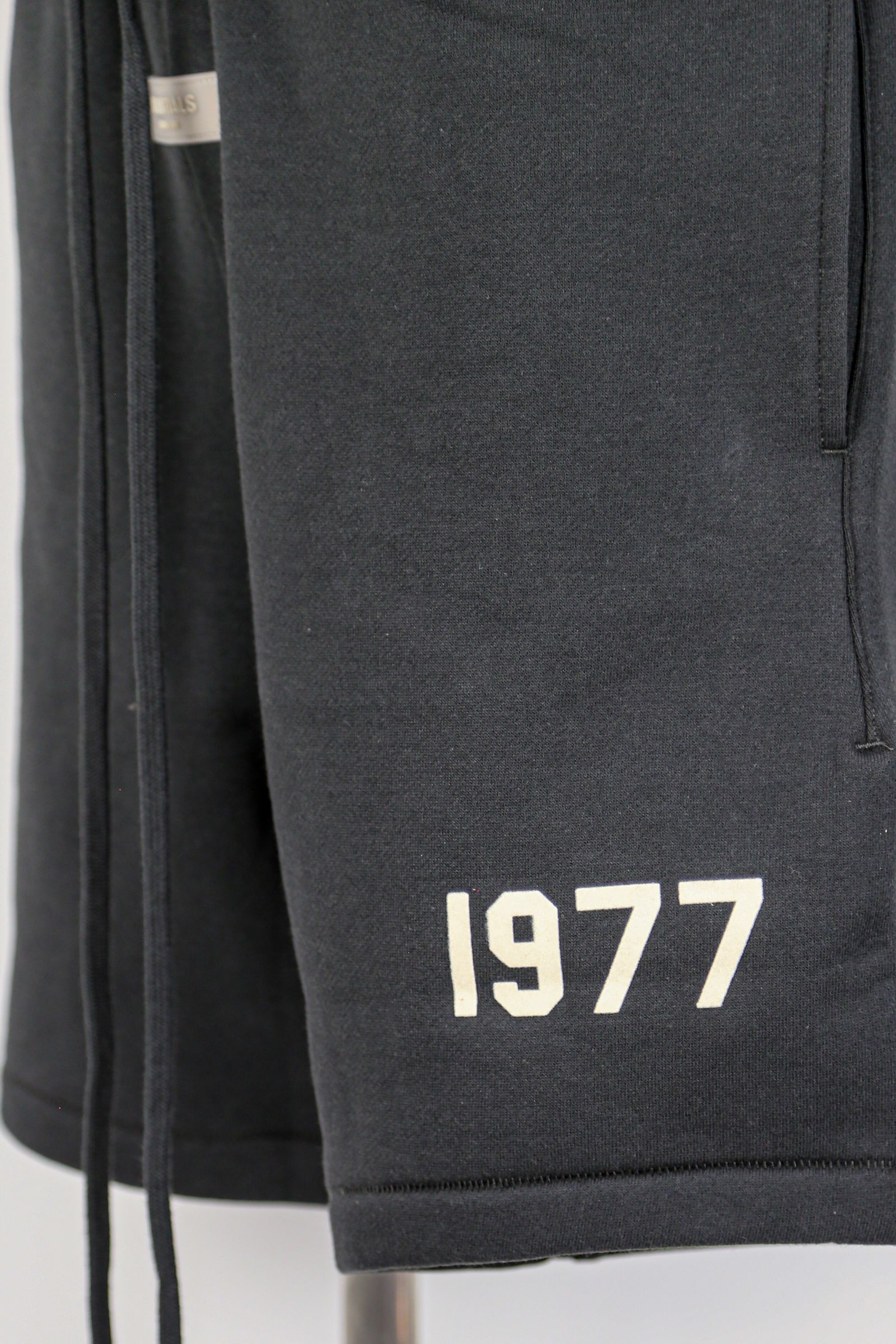 FOG ESSENTIALS - 22SS 1977 SWEAT SHORTS / アイアン | Tempt