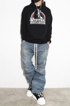 人気のパーカーを着るだけ