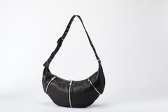 [2027年4月〜5月入荷予定] [263-01]  ファニチャーレザーミモザ鞣し 3ZIPバナナBAG / ブラック