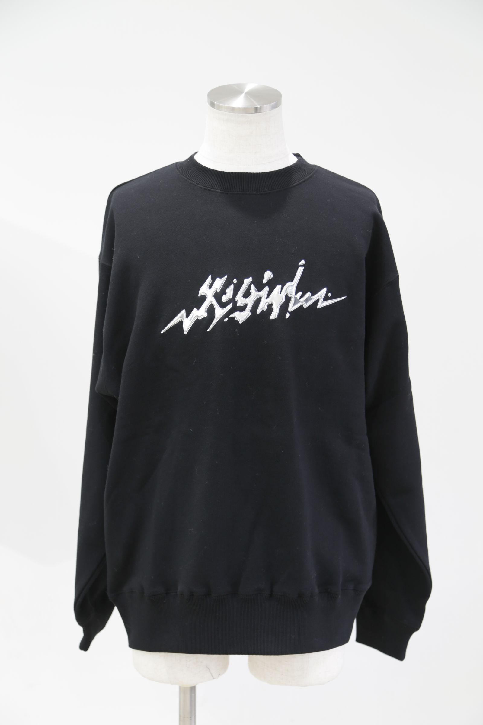 METALLIC DISTORTION LOGO SWEAT TOP / ブラック
