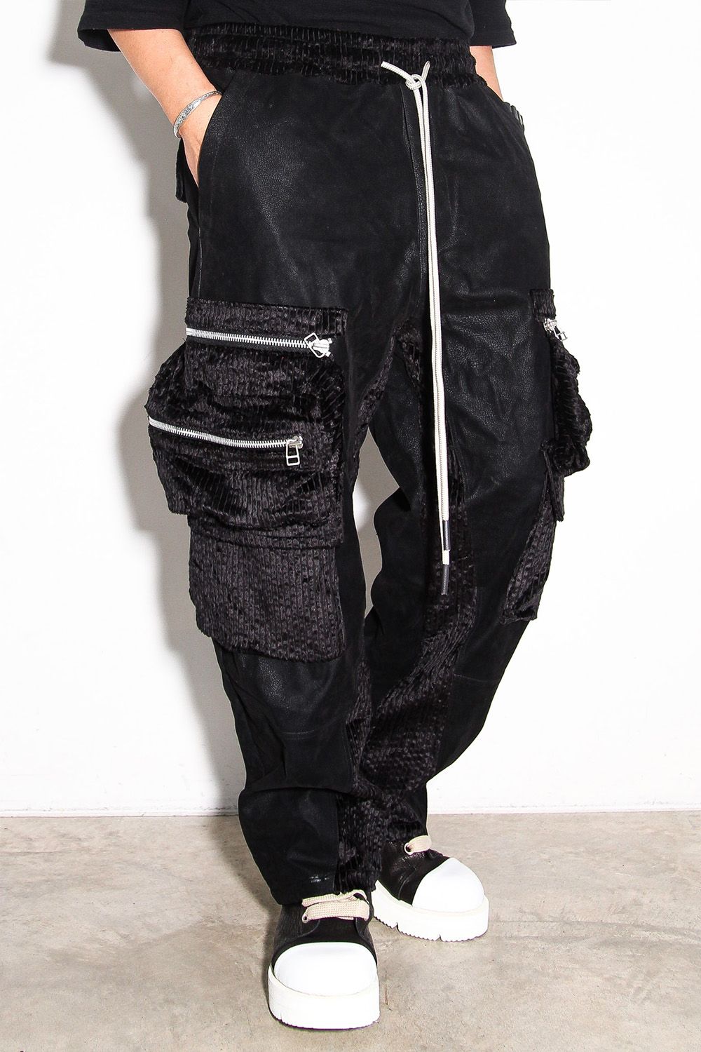 シンセティックレザーカーゴワイドパンツ / CARGO WIDE PANTS / ブラック / ag-12057