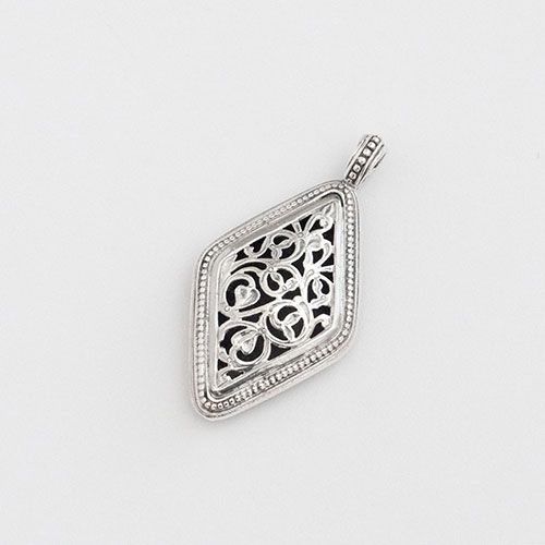 Garden Shadows Kite Pendant / GP009
