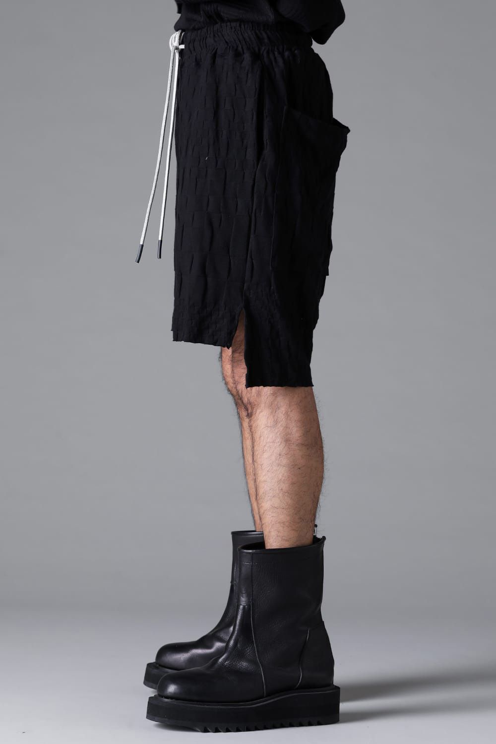 GRADIENT PLAID PATTERN SHORTS / ブラック