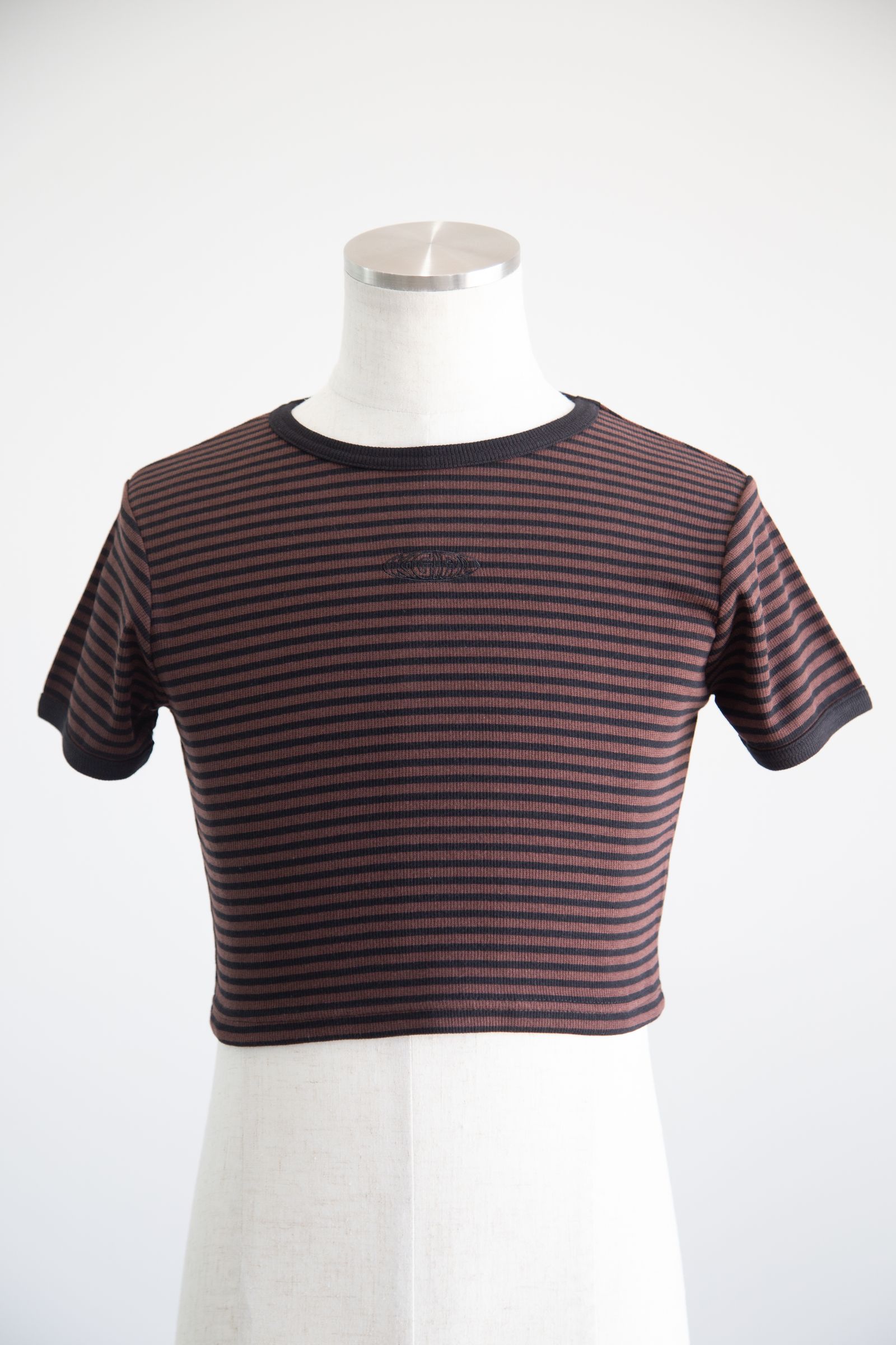 OUTLINE OVAL LOGO S/S TOP / ブラウン