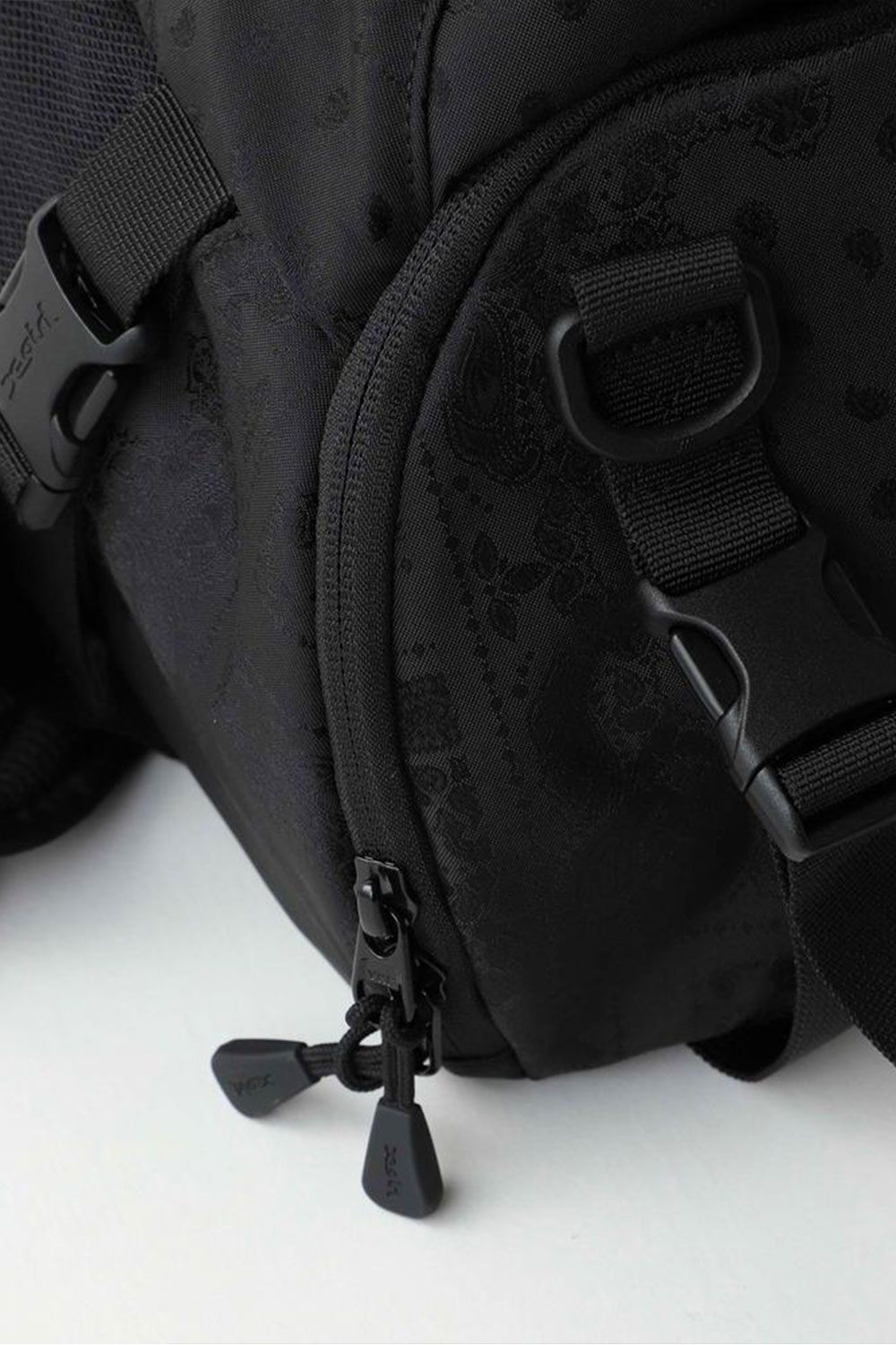 【人気定番商品】MILLS LOGO ADVENTURE BACKPACK / ブラック