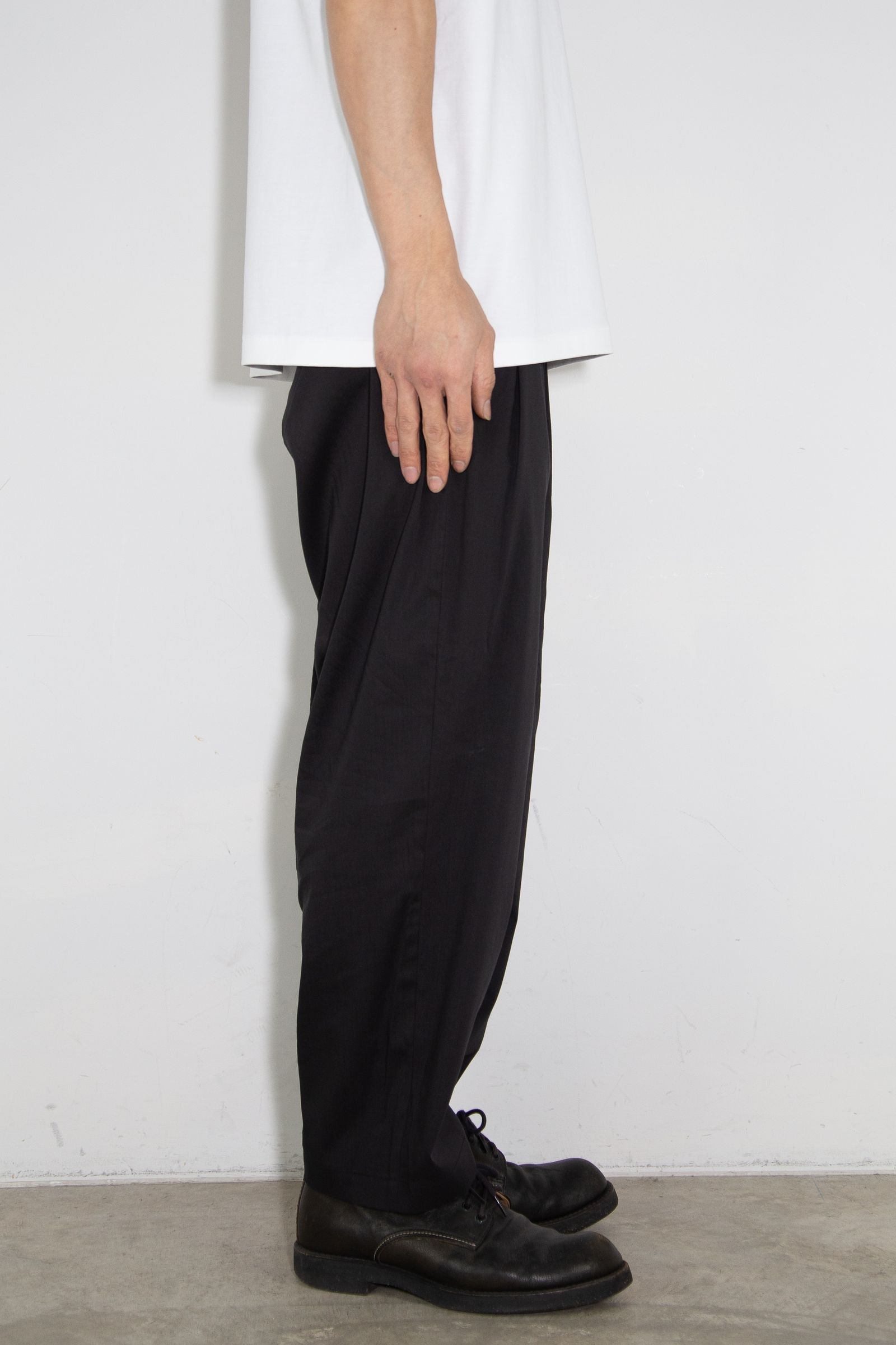 PE/LI POPLIN BELTED TAPERED FIT TROUSERS / ブラック