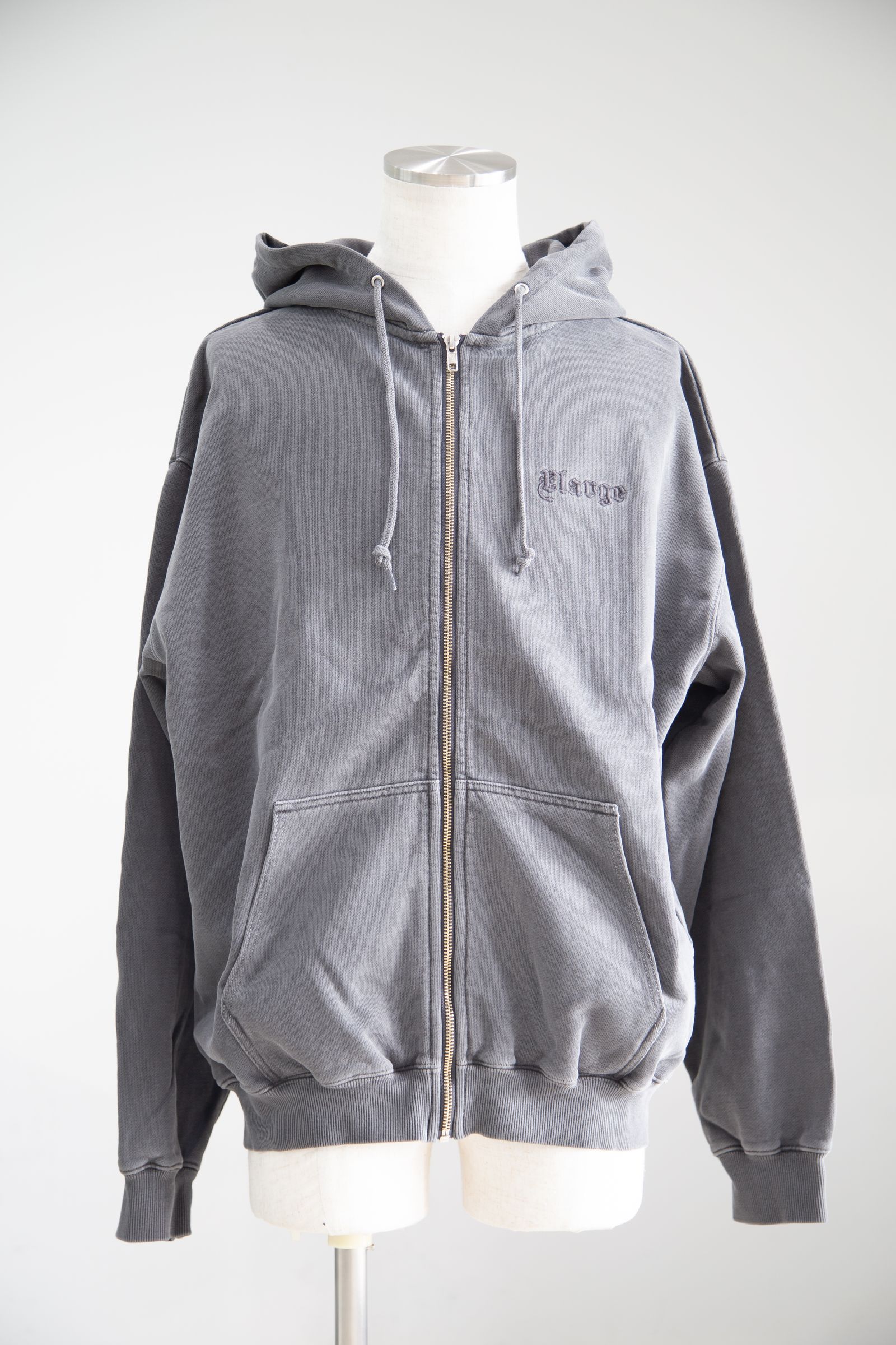 PIGMENT EMBOSSED ZIP HOODED SWEATSHIRT / チャコール
