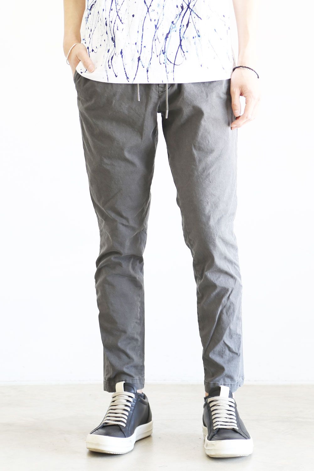 junhashimoto - EASY TUCK PANTS / チャコール | Tempt