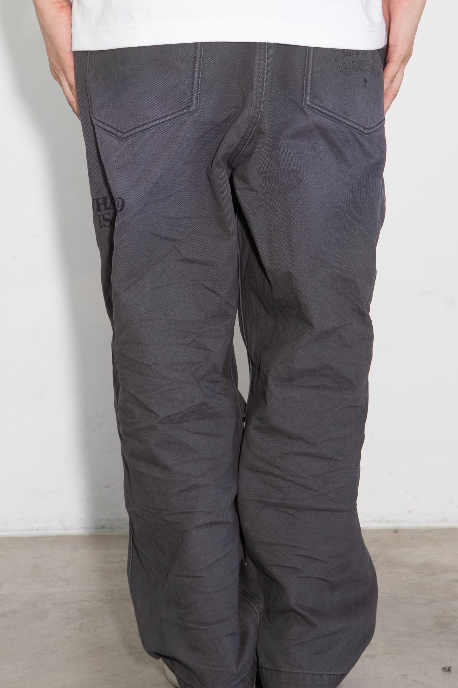 HANDWRITING PRINT CHINO SARROUEL PANTS / チャコール