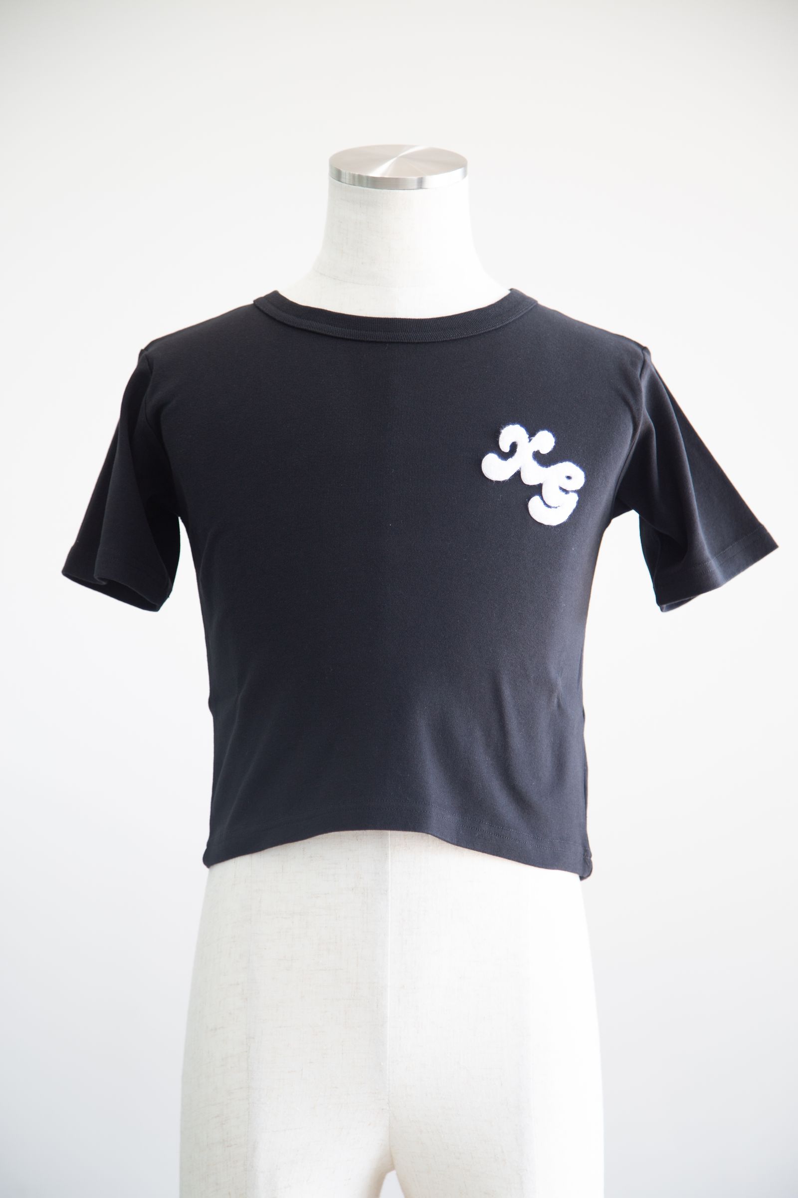 CHENILLE EMBROIDERED LOGO S/S TOP / ブラック