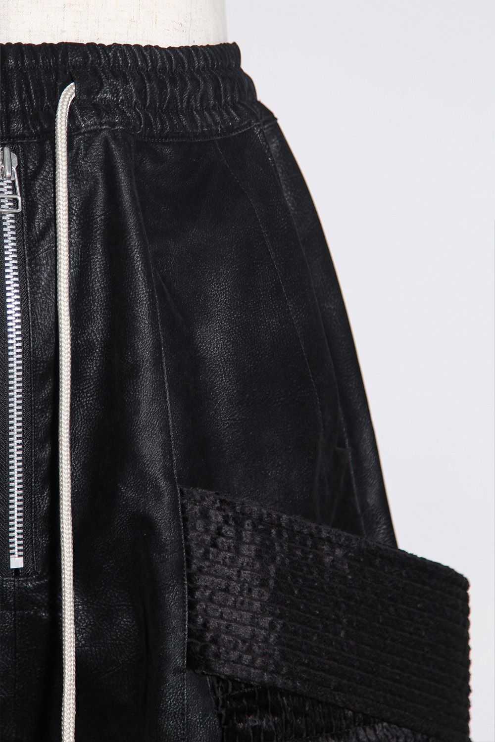 シンセティックレザーベルトカーゴショーツ / BELT CARGO SHORTS / ブラック / ag-12052