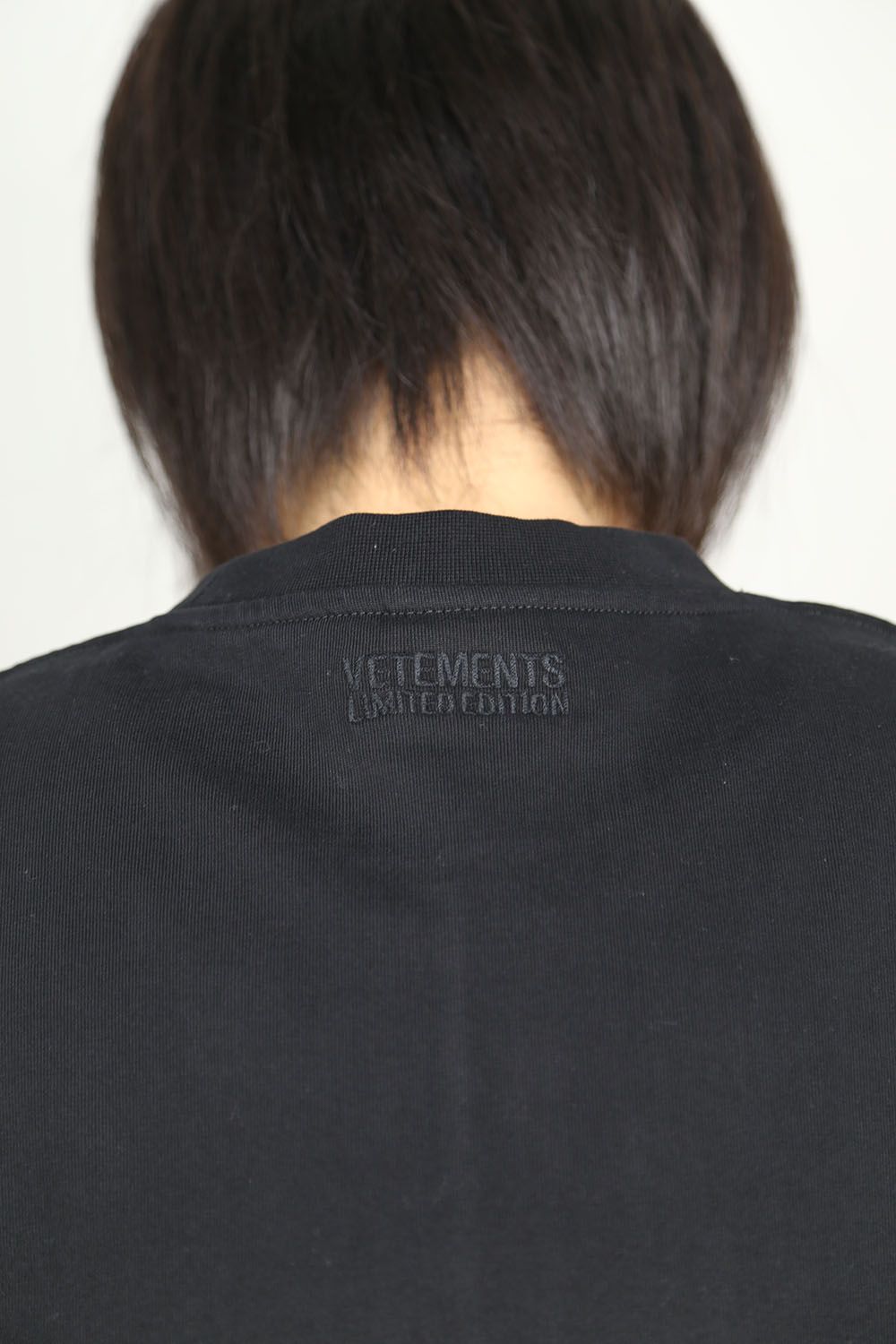VERTICAL CUT-UP LOGO T-SHIRT / ブラック