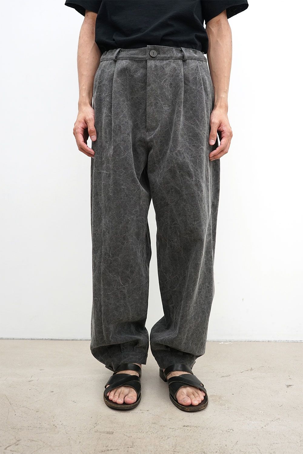 Tucked Hem Pants with Button Closure / チャコール