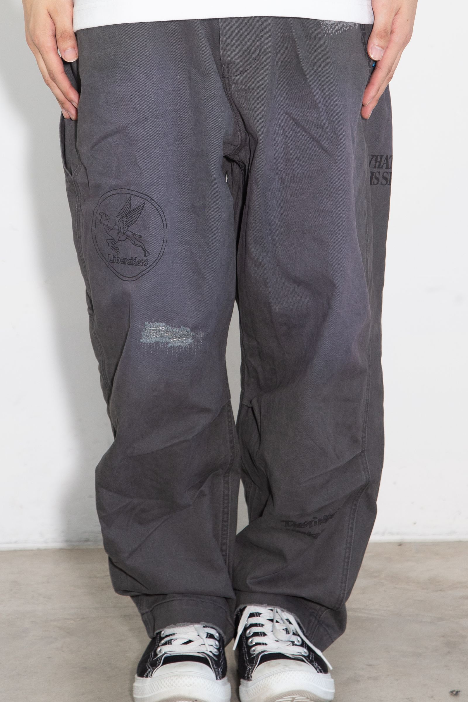 HANDWRITING PRINT CHINO SARROUEL PANTS / チャコール