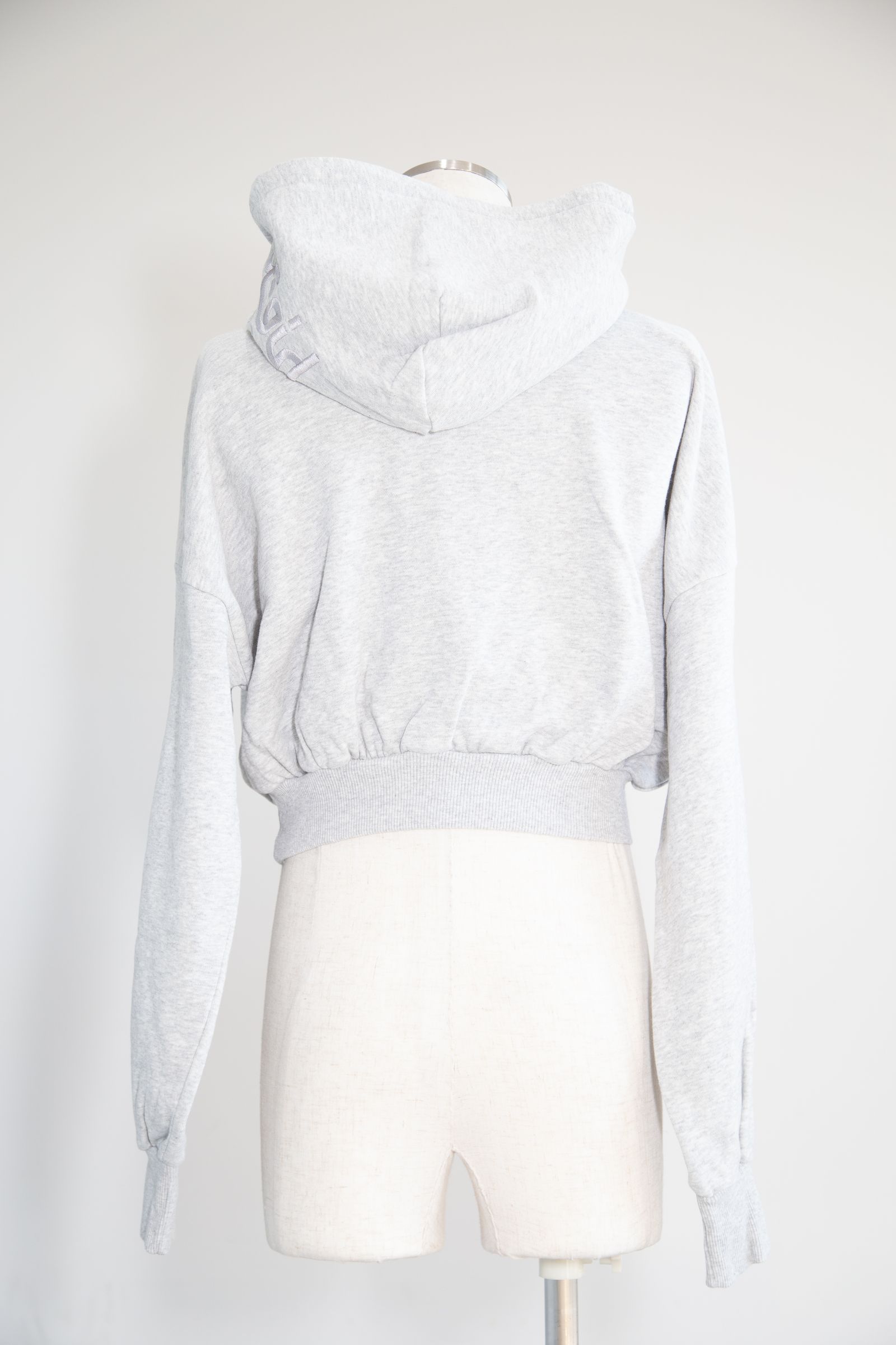 X-girl - EMBROIDERED MILLS LOGO COMPACT SWEAT HOODIE / アッシュ