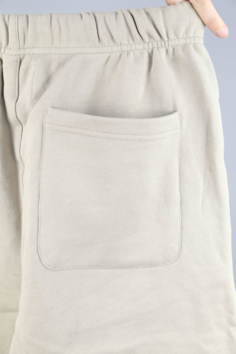 RUBBER TAG EMB SWEAT SHORTS / タン