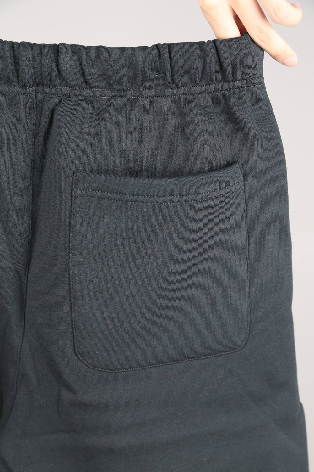 RUBBER TAG PRINT SWEAT SHORTS / ブラック