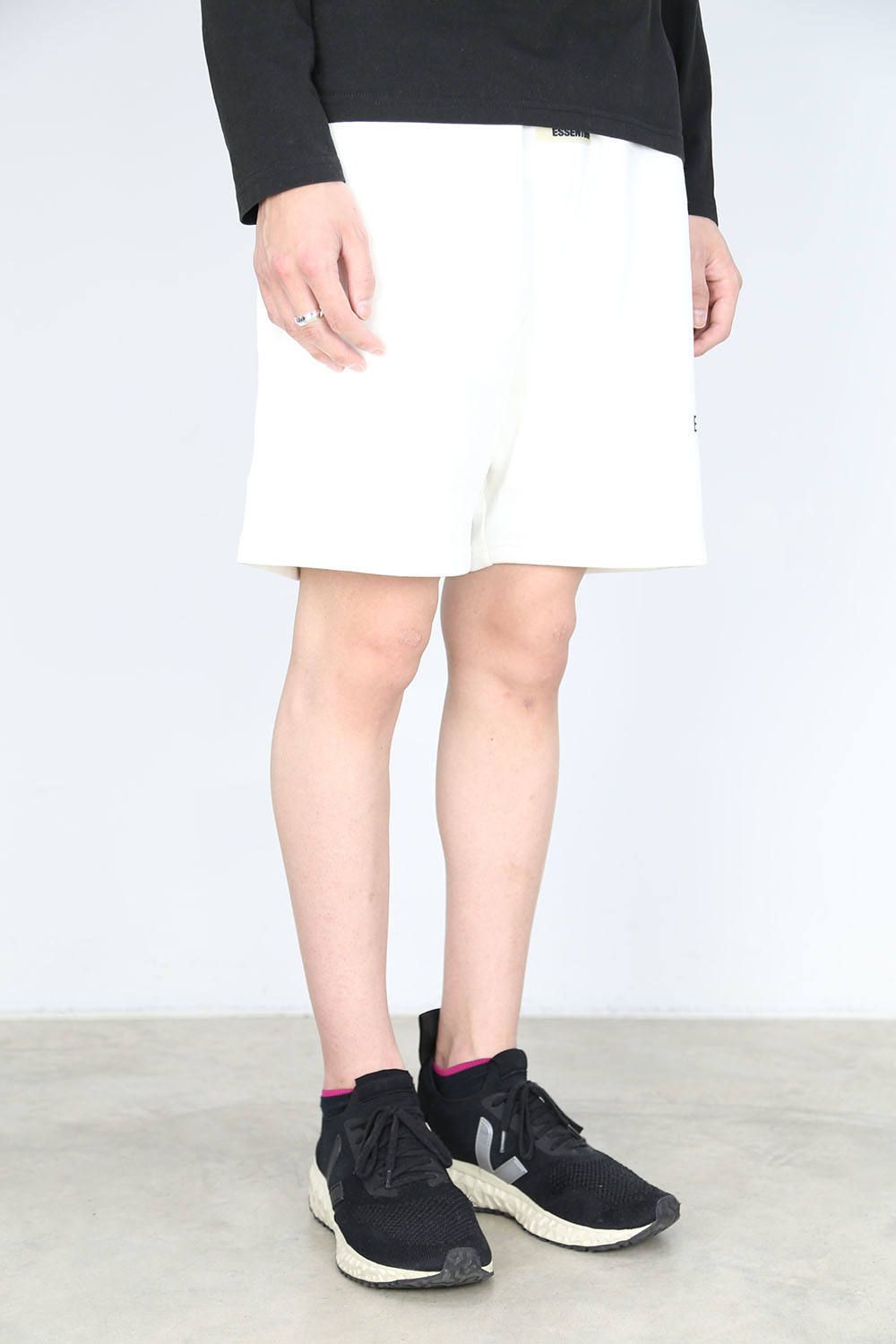 FOG ESSENTIALS - [ラスト1点 サイズL] RUBBER TAG PRINT SWEAT SHORTS