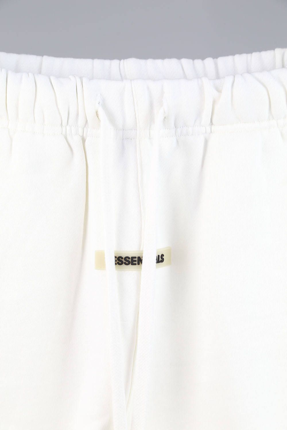 RUBBER TAG PRINT SWEAT SHORTS / ホワイト