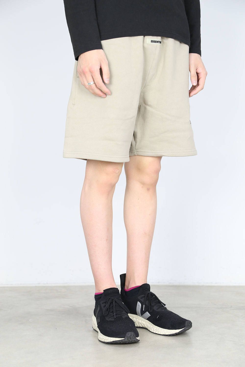 RUBBER TAG EMB SWEAT SHORTS / タン