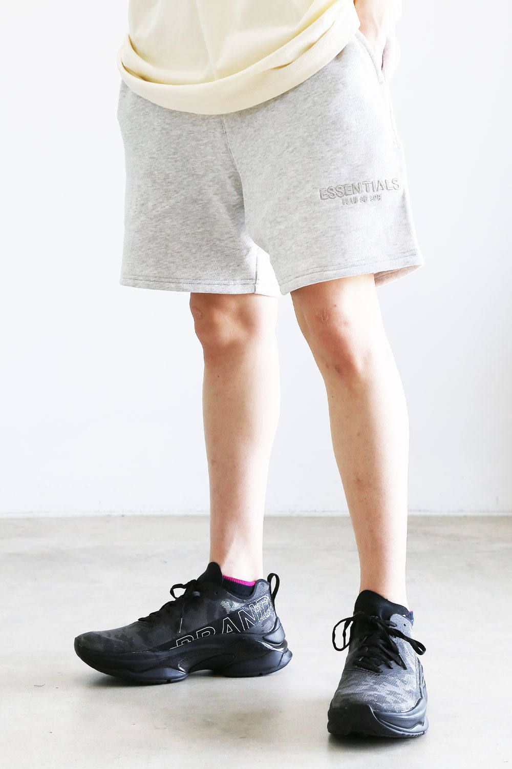 FOG ESSENTIALS - [ラスト1点 サイズL] RUBBER TAG EMB SWEAT SHORTS / グレー | Tempt