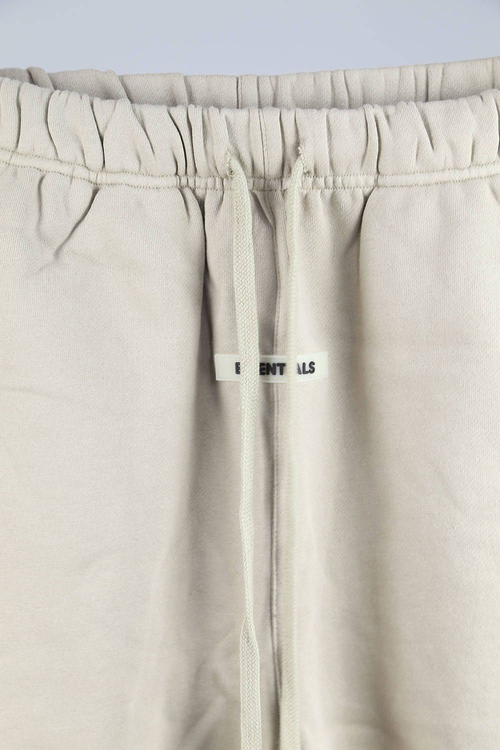 RUBBER TAG EMB SWEAT SHORTS / タン