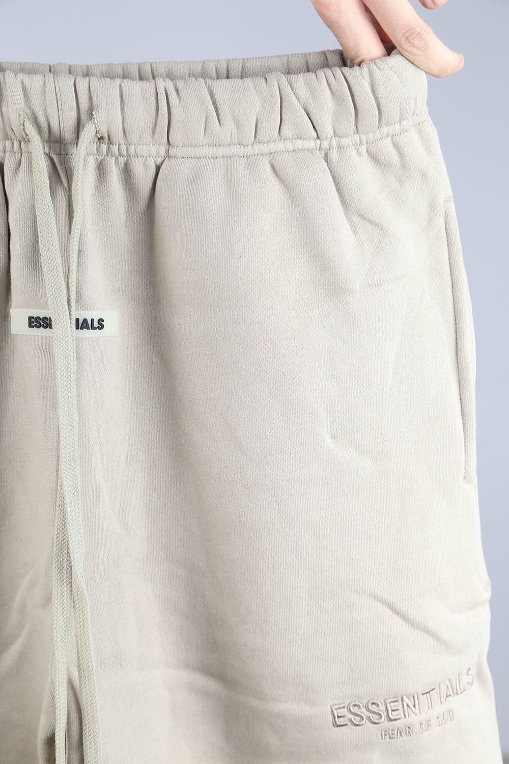 RUBBER TAG EMB SWEAT SHORTS / タン