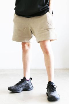RUBBER TAG EMB SWEAT SHORTS / タン