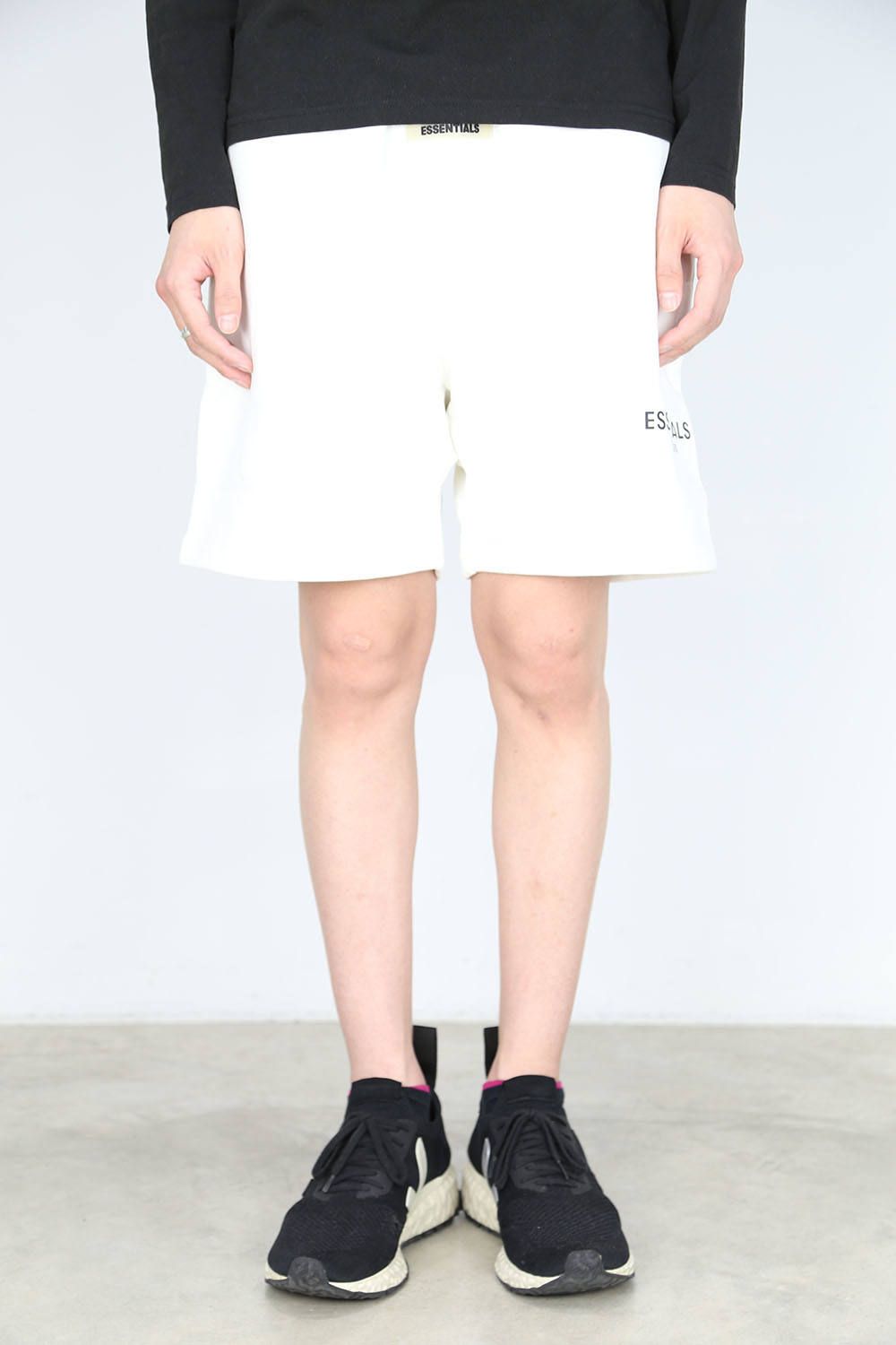 RUBBER TAG PRINT SWEAT SHORTS / ホワイト
