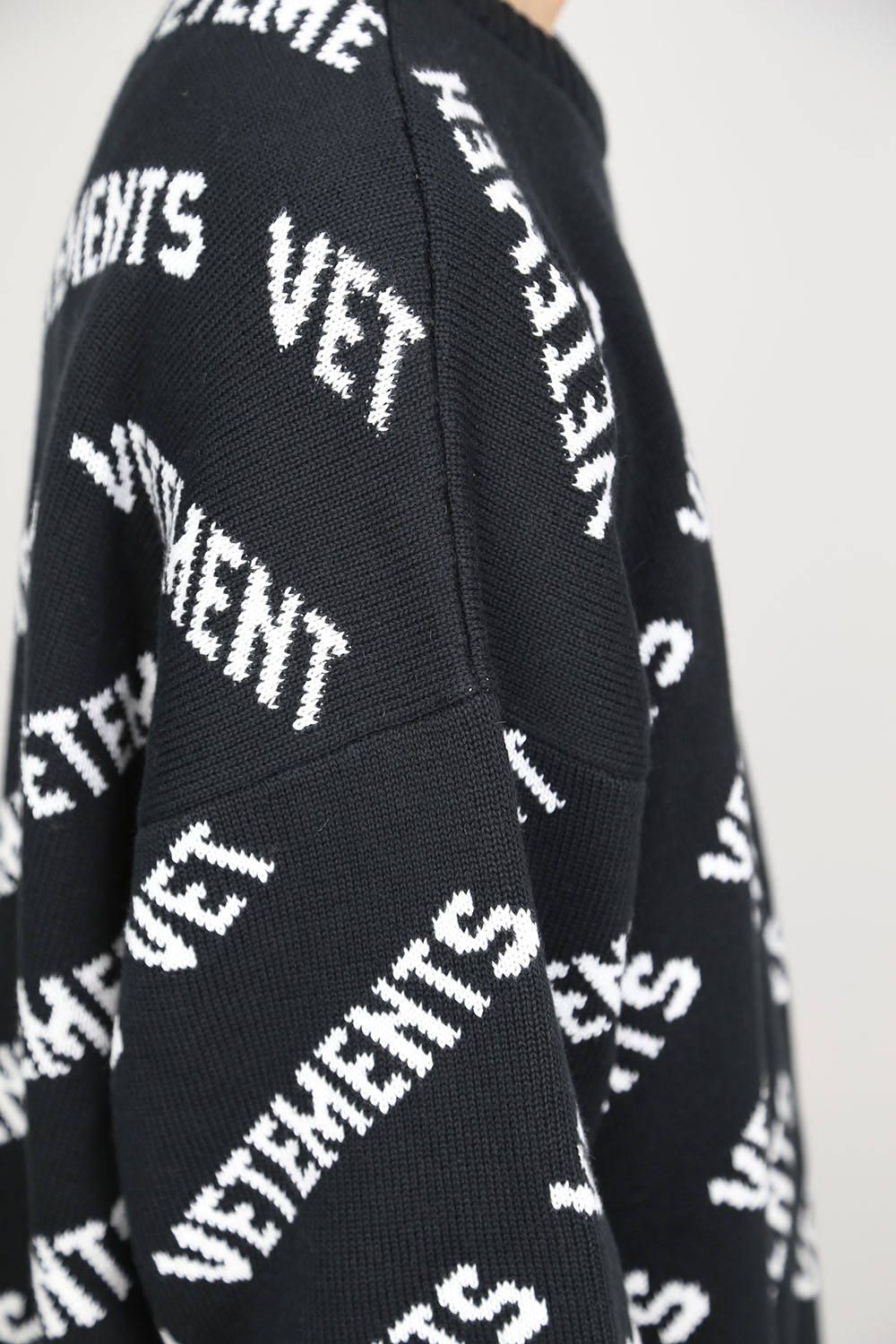 VETEMENTS - ALLOVER LOGO JUMPER 1050 KNIT / ブラック | Tempt