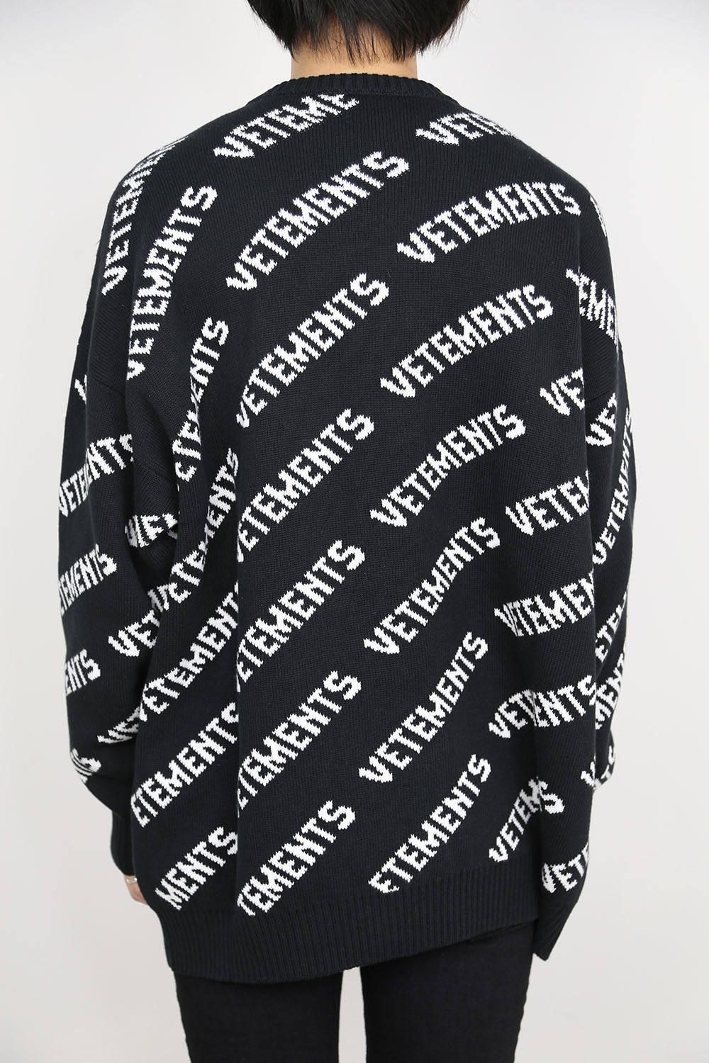 VETEMENTS - ALLOVER LOGO JUMPER 1050 KNIT / ブラック | Tempt